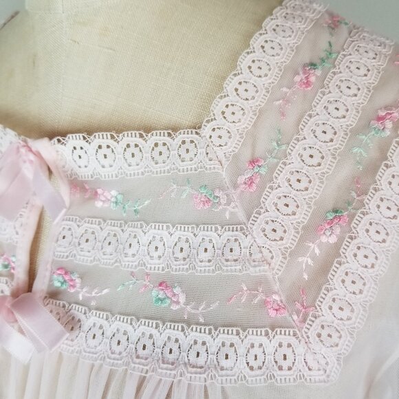 Pretty Vintage 1950's Long Chiffon Pale Pink Robe with Lace Detail - Picture 5 of 11
